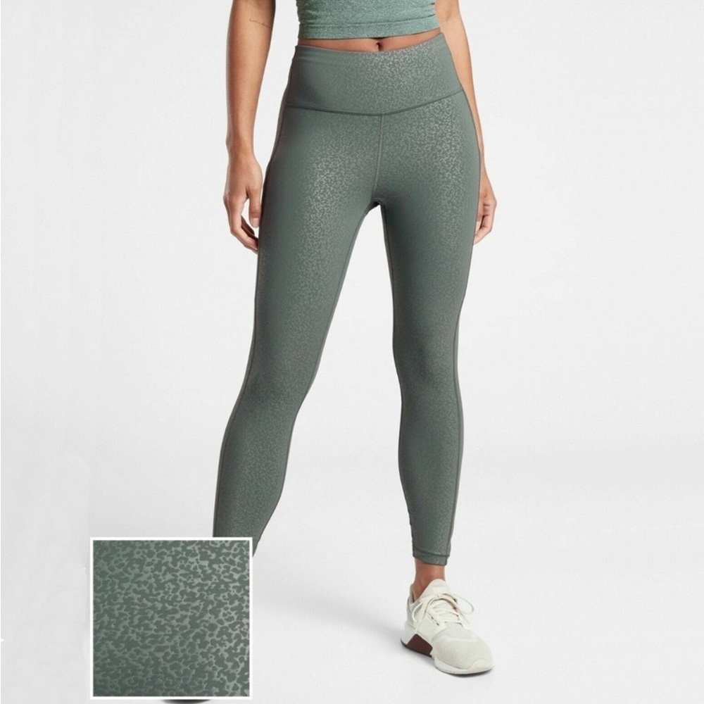 EUC! Athleta Womens Size Medium Ultimate Stash Pocket Embossed‎ 7/8 tight, M.